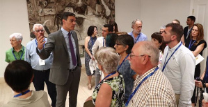 Sánchez shows the Moncloa Complex to a group of citizens, after resuming visits after the pandemic