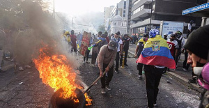 Protesters break into the Egyptian Embassy in Ecuador to throw explosive devices at the police