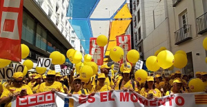 Thousands of Correos workers demonstrate in Madrid against the "dismantling" of the company
