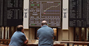 The Ibex 35 falls 1.18% and loses 8,100 points