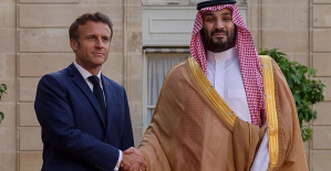 Macron exchanges a long handshake with Bin Salmán upon his arrival at the Elysee Palace