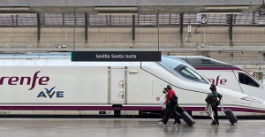 Renfe reinforces its offer up to 600,000 places to travel on this bridge