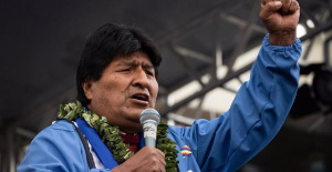 Evo Morales denounces the theft of his mobile during a party act