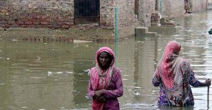 Pakistan declares a state of national emergency after confirming almost a thousand deaths from floods