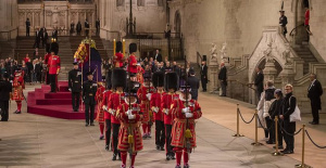 Elizabeth II's funeral procession leaves for Westminster Abbey