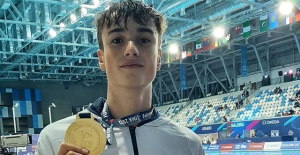 Carlos Garach is proclaimed junior world champion in the 800-meter freestyle