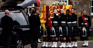 Elizabeth II's coffin arrives at Holyrood Palace in Edinburgh