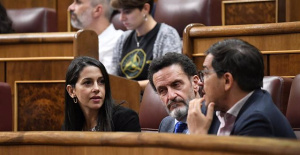 Critics of Ciudadanos call the refoundation plan a "farce" and insist on an extraordinary congress