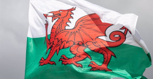 More than 10,000 Welsh people demonstrate in Cardiff for independence
