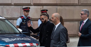 Neymar arrives at the Barcelona Court for his trial for signing for Barça