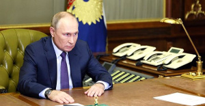 Putin speaks of "massive attack" against Ukraine and warns of a "tough response" to kyiv's "terrorism"