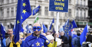 Thousands of protesters in London call for the UK to join the EU