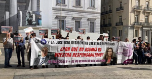 The victims of the Alvia are concentrated in front of Congress to demand a technical and independent investigation