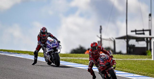 Martín smashes pole record at Phillip Island to beat Márquez
