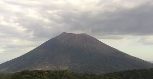 A volcano in El Salvador generates a strong gas explosion after eleven days of activity