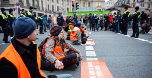 Several climate activists stick to the asphalt to stop traffic in Berlin and Munich