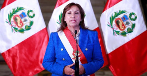 The president of Peru proposes early elections for April 2024
