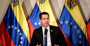 Juan Guaidó calls to defend constitutionality "above names or personal interests"
