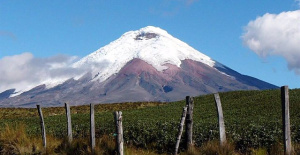 Emissions from the 'Cotopaxi' volcano already reach more than a kilometer high