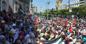Hundreds of people protest in Tunisia against the president a week before the legislative