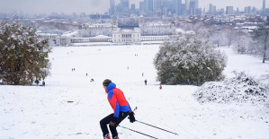 A heavy snowfall complicates transport in London, with more than a hundred flights canceled
