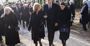 A Greek channel broadcasts an affectionate greeting between Felipe VI and Juan Carlos I during the burial of Constantine