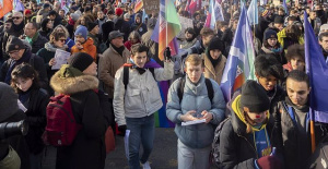 Some 150,000 people demonstrate again in Paris against the pension reform