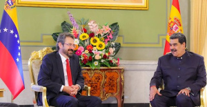 Maduro receives the presidential letters from the Spanish ambassador in Caracas