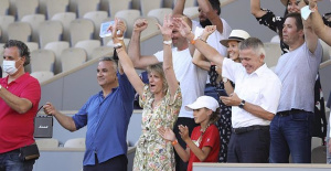 Djokovic's father "accidentally" posed with Putin supporters