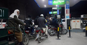 Pakistani govt announces fuel price hike amid rupee plunge