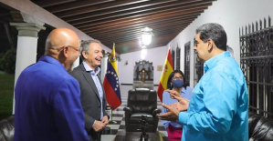 Maduro receives Zapatero in Caracas to discuss the start of talks with the opposition
