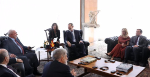 The King meets with Lula accompanied by Yolanda Díaz and Albares before returning from Brazil