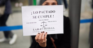 LAJ accuse Justice of wanting to resolve the strike by mail and the Ministry makes them ask for 1,100 euros more per month