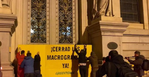 Greenpeace blocks the entrances of the Ministry of Agriculture in protest against macro-farms
