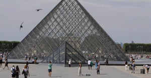 Union protests block access to the Louvre Museum in Paris