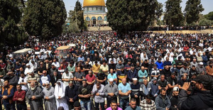 Hundreds of Palestinians barricaded themselves in the Al Aqsa Mosque