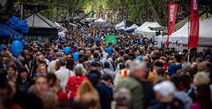 Readers and authors take to the streets of Barcelona in a massive Sant Jordi