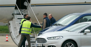 The emeritus king leaves Vitoria after his visit for medical reasons and departs by private plane from Foronda