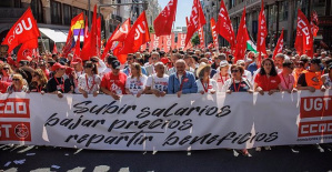 The unions demonstrate for May 1 in Madrid demanding the rise in wages