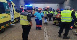 A seasonal worker dies and another 25 are injured after a bus overturns in Almonte (Huelva)