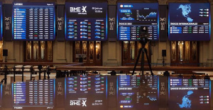 The Ibex 35 advances 0.48% in the half session and holds 9,300 points