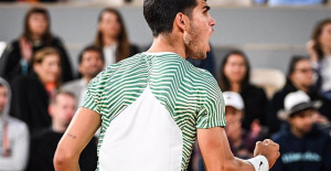 Alcaraz beats Tsitsipas to date Djokovic at Roland Garros