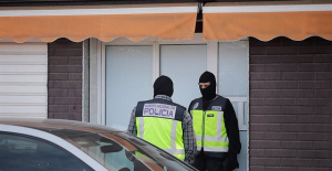 The Police register several official offices in Melilla for the investigation into the purchase of votes by mail on 28M