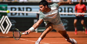 An injured Alcaraz yields to Djokovic in the Roland Garros semifinals