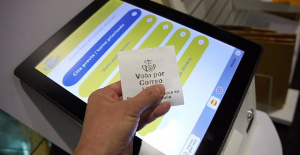 What happens if the postal vote reaches me when I'm traveling?: This says Correos