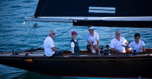 The Infanta Elena goes sailing on the 'Alibabá II' and Juan Carlos I on board the 'Bribón'