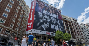 PSOE deploys a banner in Madrid with Sánchez and his team smiling in front of Abascal and Feijóo in black and white