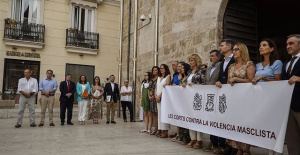 Les Corts gather against sexist violence with Vox deputies outside the banner