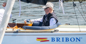 Juan Carlos I goes sailing aboard the 'Bribón', which participates in the Sanxenxo regattas