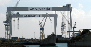 Navantia workers celebrate that the new contract with the Navy will bring "wealth" to the Bay of Cádiz